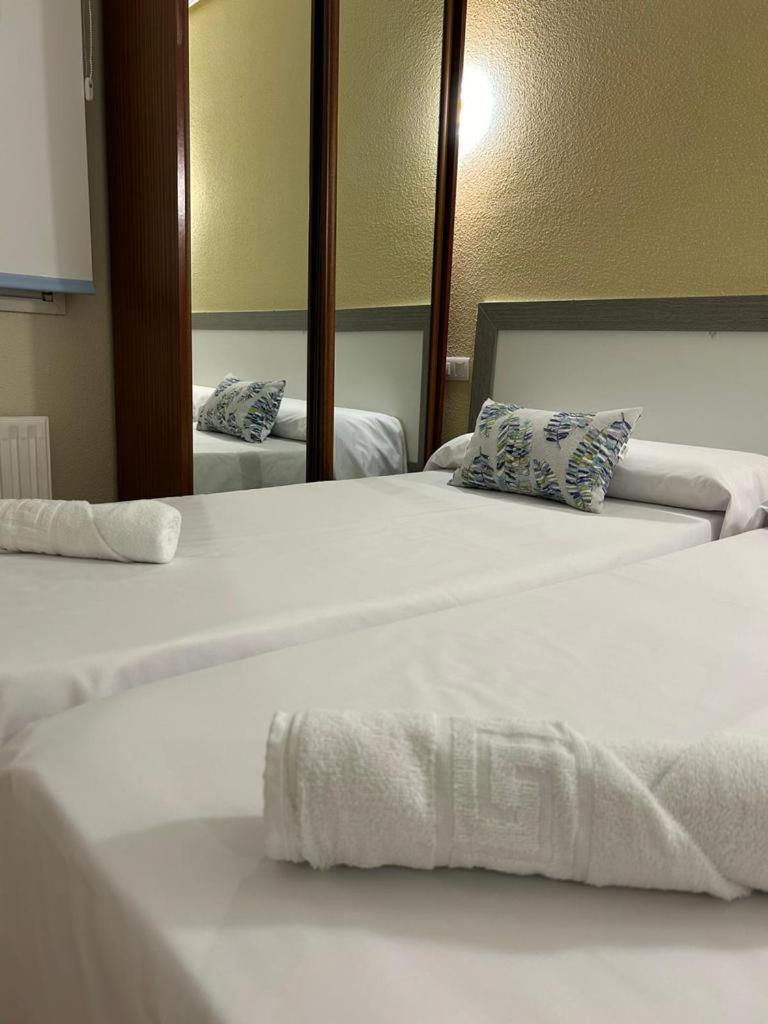 Hostal-Restaurante Posada Del Duque Villalbilla de Burgos Esterno foto
