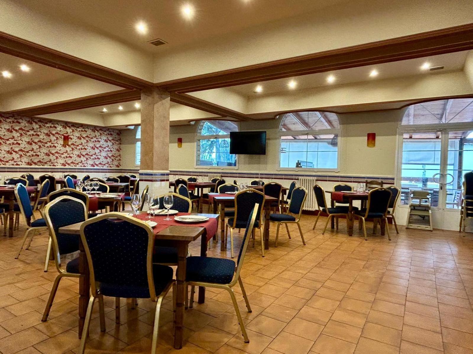 Hostal-Restaurante Posada Del Duque Villalbilla de Burgos Esterno foto